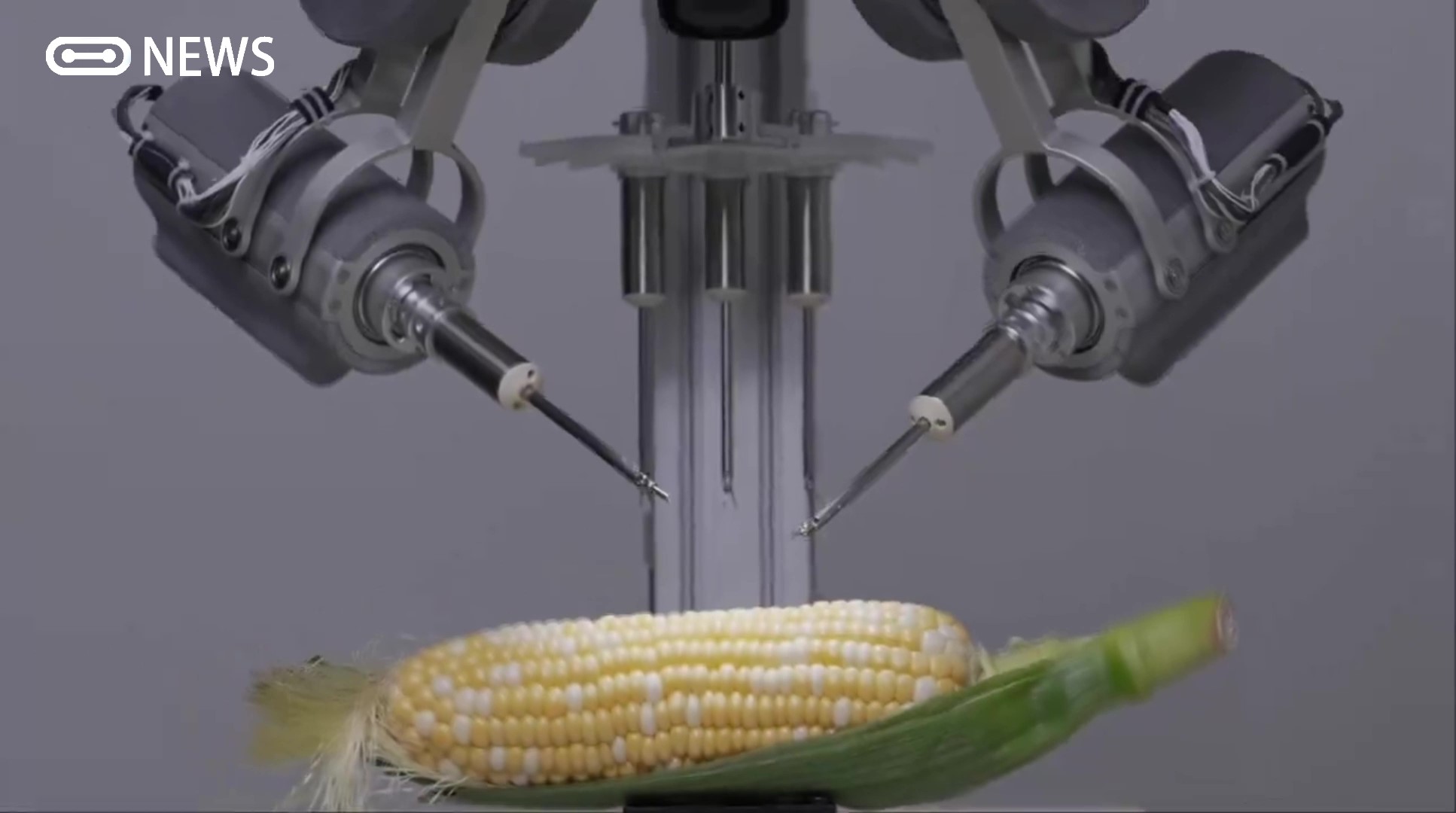 超微创手术辅助机器人缝合玉米粒